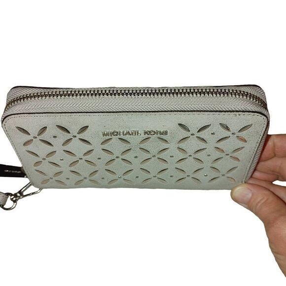 Michael Kors Women's Wallet Pearl Gray Wristlet - Picture 3 of 6
